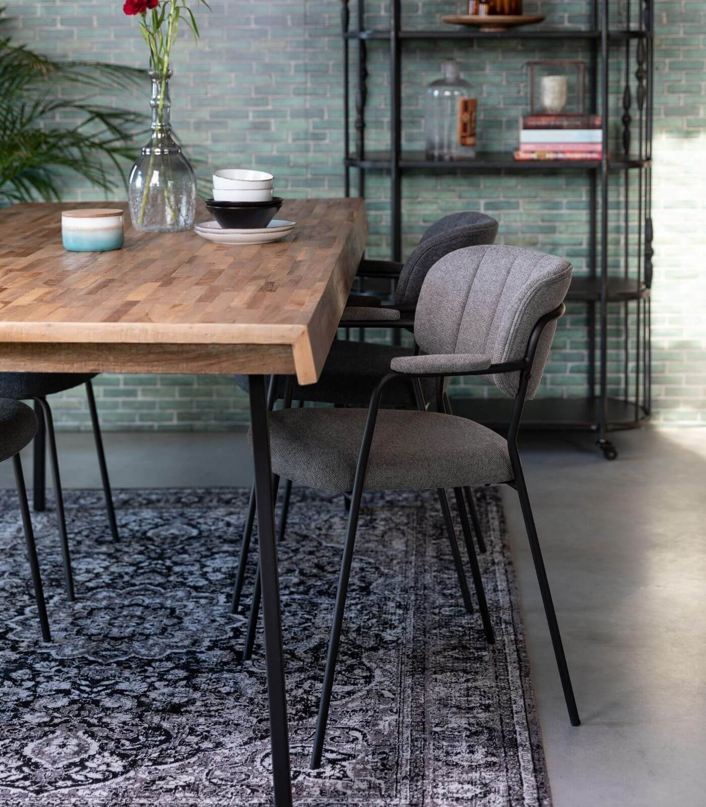 chaise/accoudoirs jolien - gris clair/ pieds noirs 2 chaise/accoudoirs jolien - gris clair/ pieds noirs – image 2