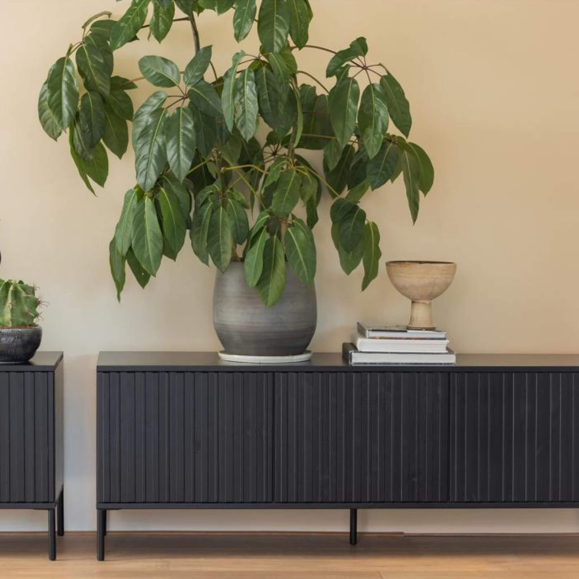 meuble tv gravure - 150 x h 56 cm - bois de pin noir 3 meuble tv gravure - 150 x h 56 cm - bois de pin noir – image 3