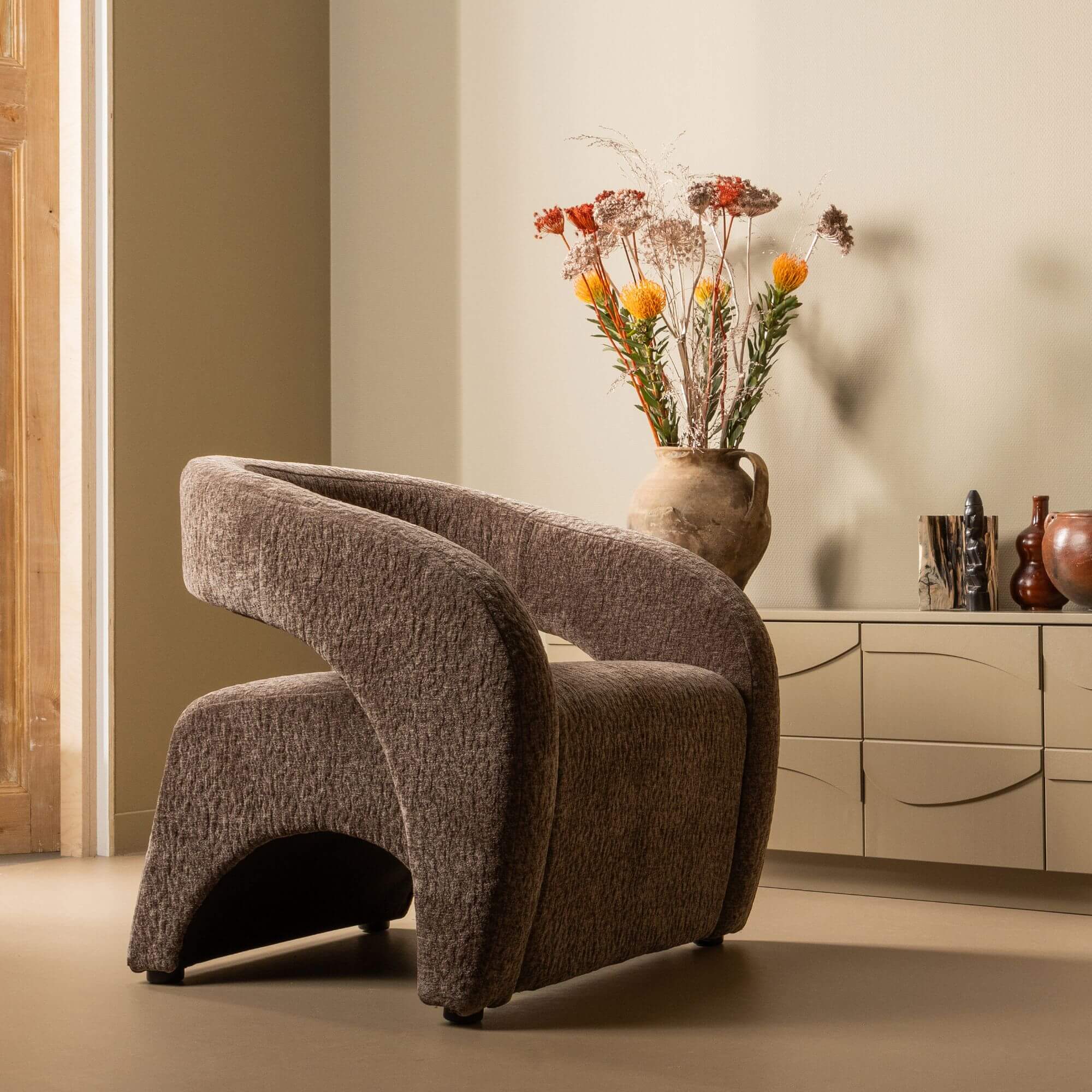 fauteuil lounge radiate 3 fauteuil contemporain en tissu texturé espresso, design 3d et confort spacieux.