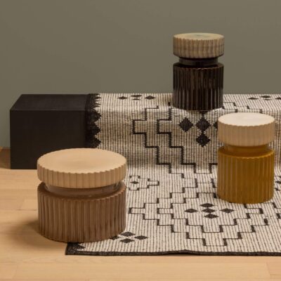 Table d'appoint en céramique émaillée tan, design artisanal, idéale pour ajouter une touche d'élégance.