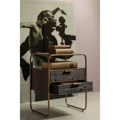 Table de chevet en métal laiton antique avec tiroirs en bois noir et design arrondi élégant.