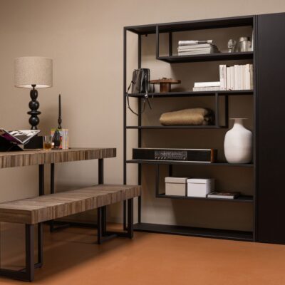 Vase décoratif conique en métal gris foncé, idéal pour une touche minimaliste et élégante dans votre décoration.