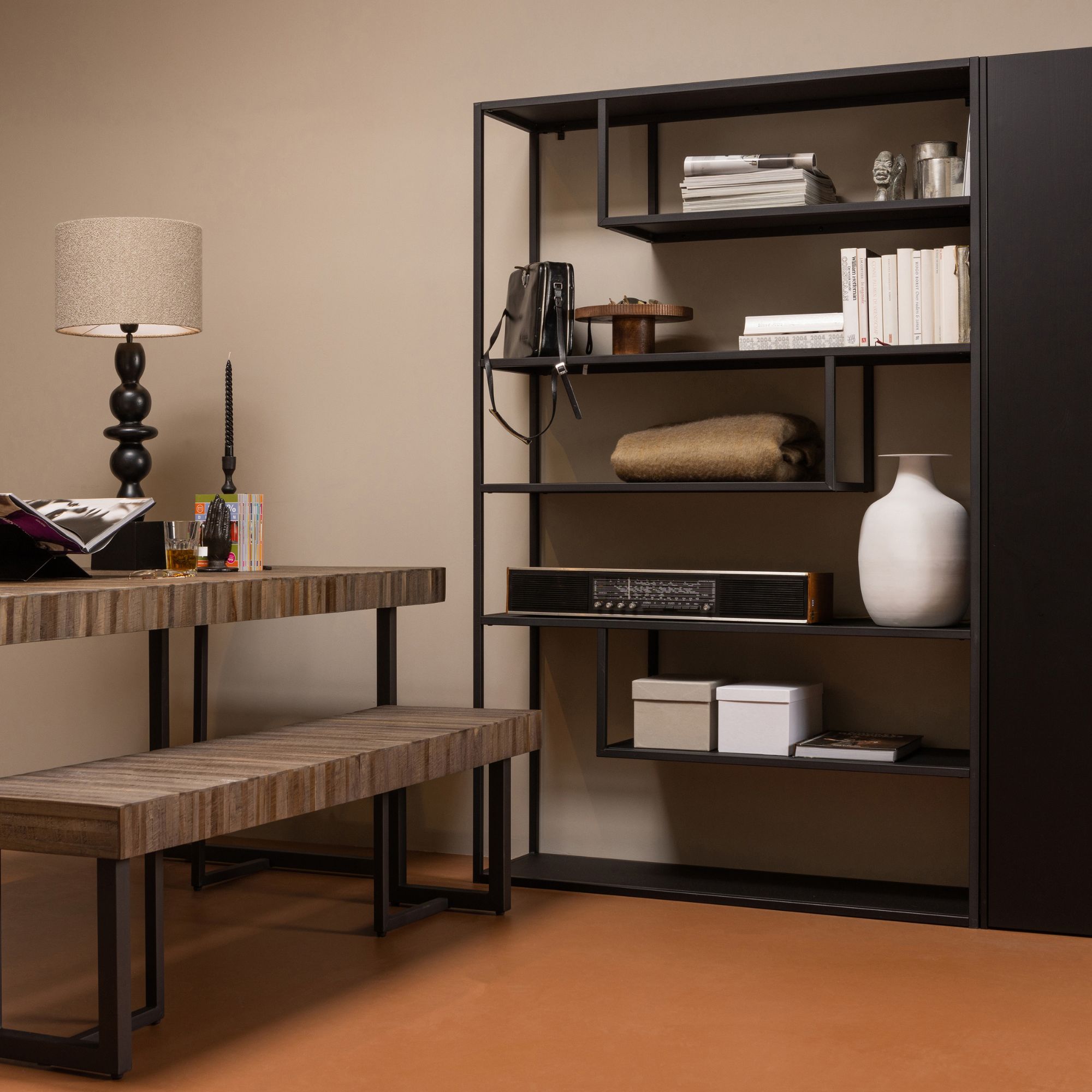 vase closer - ø 24 x h 38 cm 2 vase décoratif conique en métal gris foncé, idéal pour une touche minimaliste et élégante dans votre décoration.