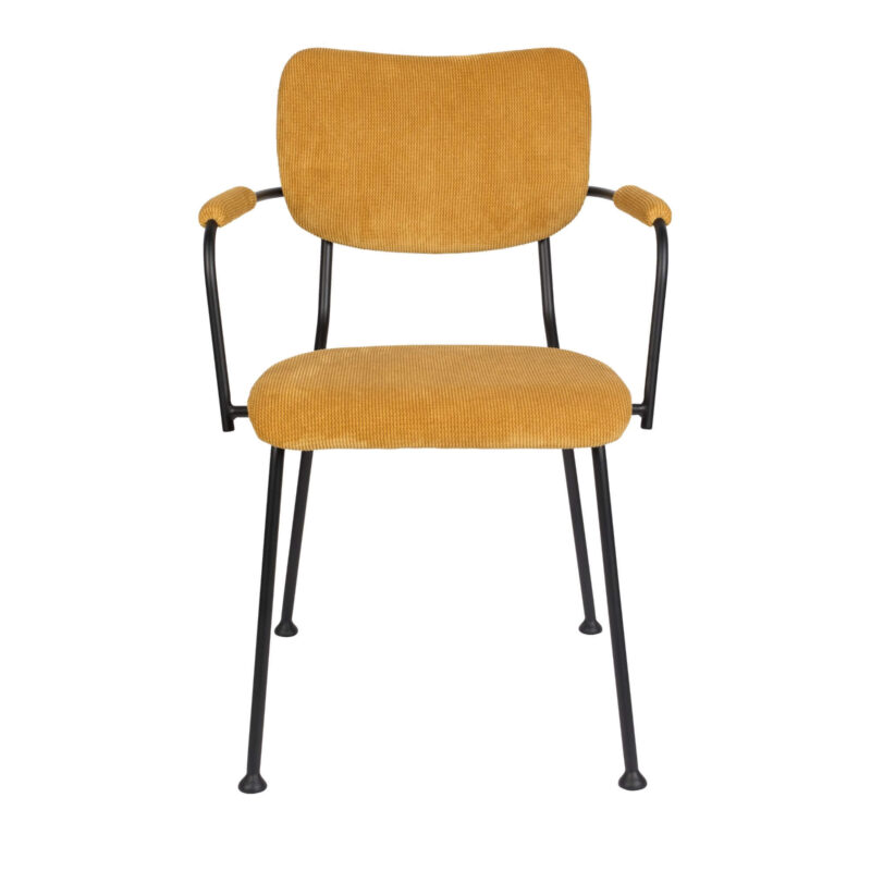 Apportez une touche de charme scandinave rétro à votre intérieur avec la chaise Benson en jaune ocre. Son design élégant s’adapte à tous les styles de décoration, tandis que son velours gaufré allie douceur et praticité. Ce velours texturé, résistant et conçu pour un usage intensif, fait de la chaise Benson une pièce tendance et durable. Idéale pour votre salle à manger, bureau ou coin lecture.