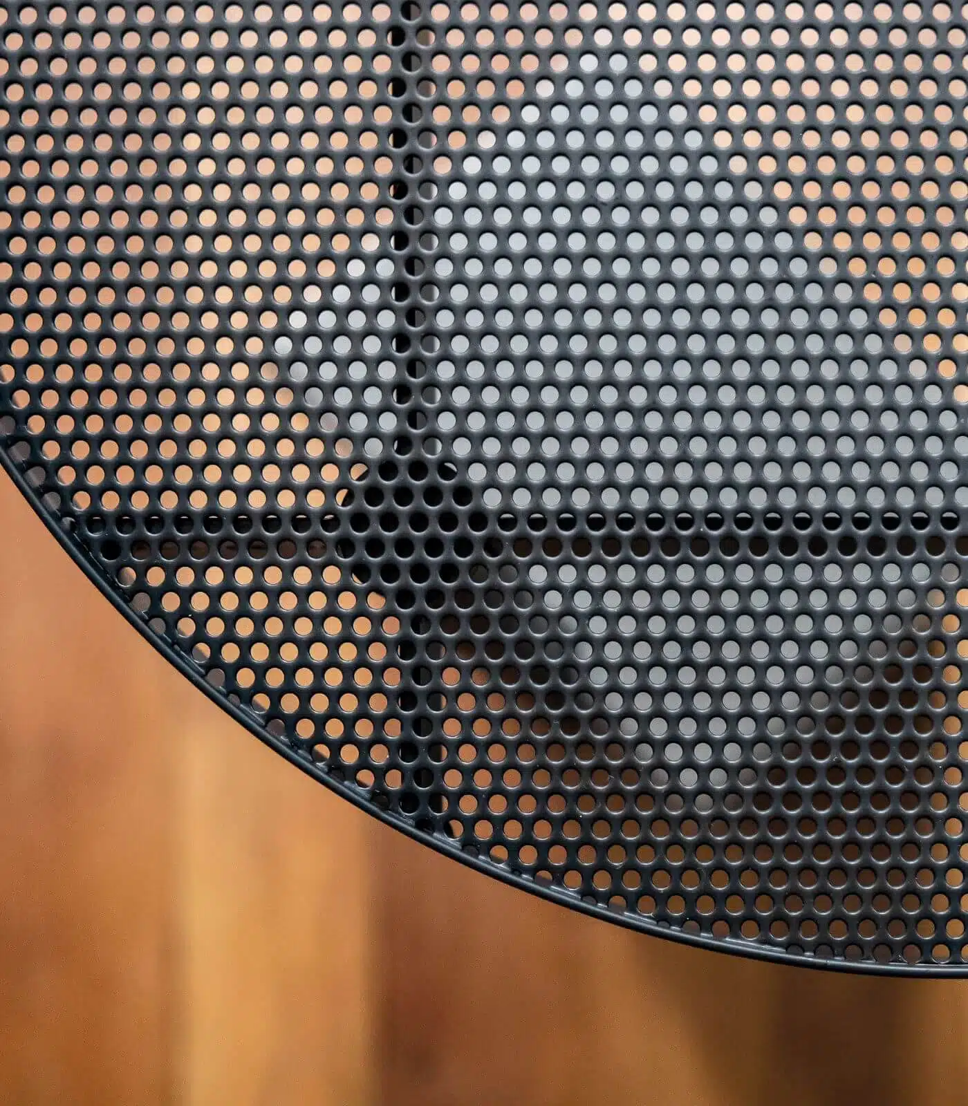 Table d'appoint Twist avec plateau en béton et piètement métal laqué noir  au style industriel