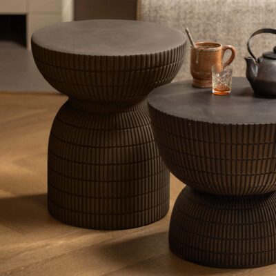 Table d'appoint ronde Soya avec plateau en verre et pieds en bois sculpté, ajoutant une touche moderne et luxueuse à votre intérieur.