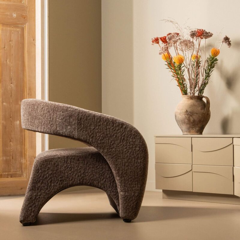 Fauteuil contemporain en tissu texturé espresso, design 3D et confort spacieux.