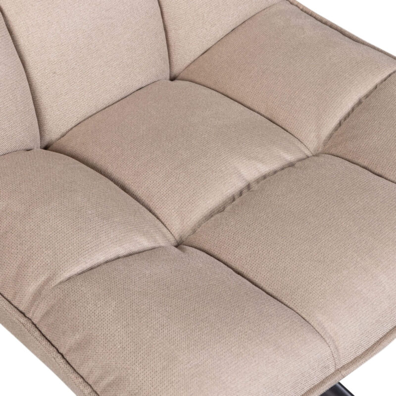 Fauteuil Jouke pivotant en tissu sable, design organique, parfait pour un confort optimal et une décoration contemporaine.