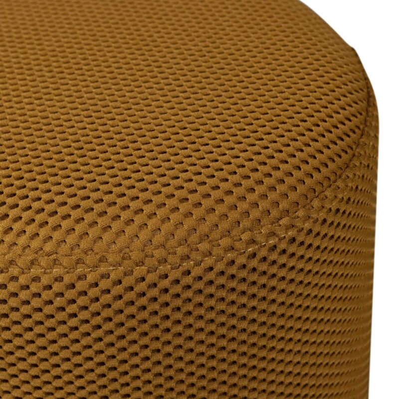 Pouf compact au design organique, recouvert d'un tissu en maille tricotée effet 3D couleur Spices.