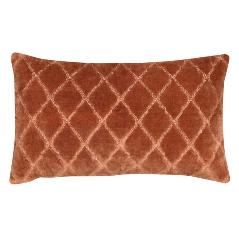 Coussin rectangulaire en velours matelassé couleur rouille, avec broderie décorative, parfait pour un intérieur chaleureux et raffiné.