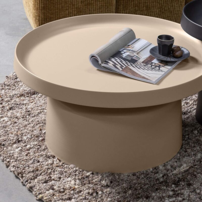 Table d'appoint Peer ronde en métal Sand avec un pied organique, idéale pour une décoration moderne et élégante.