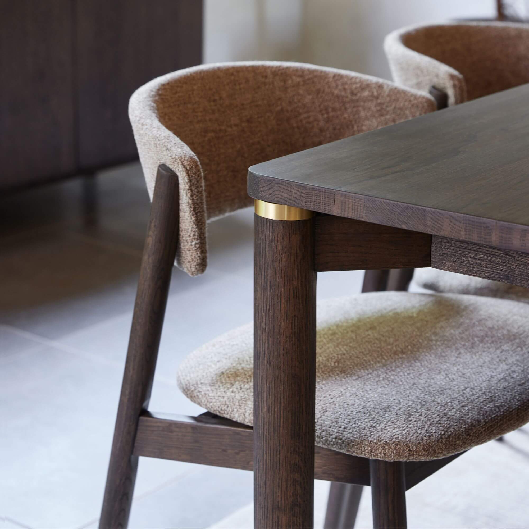 chaise revere latte – tissu texturé et piètement en bois espresso 2 chaise revere latte – tissu texturé et piètement en bois espresso – image 2