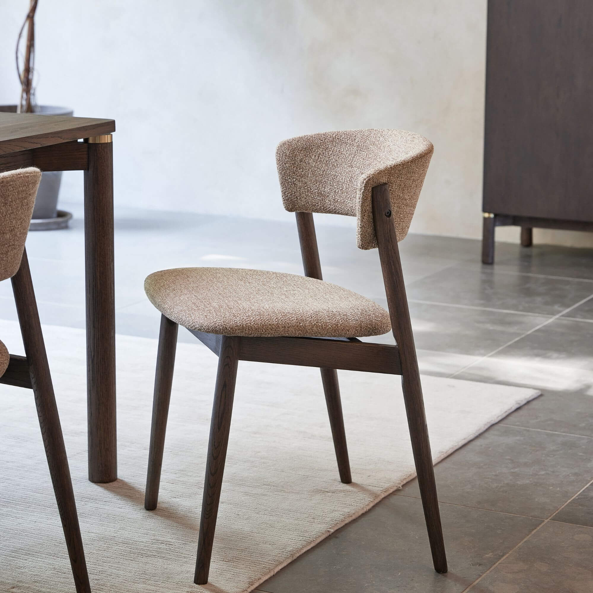chaise revere latte – tissu texturé et piètement en bois espresso 8 chaise revere latte – tissu texturé et piètement en bois espresso – image 8