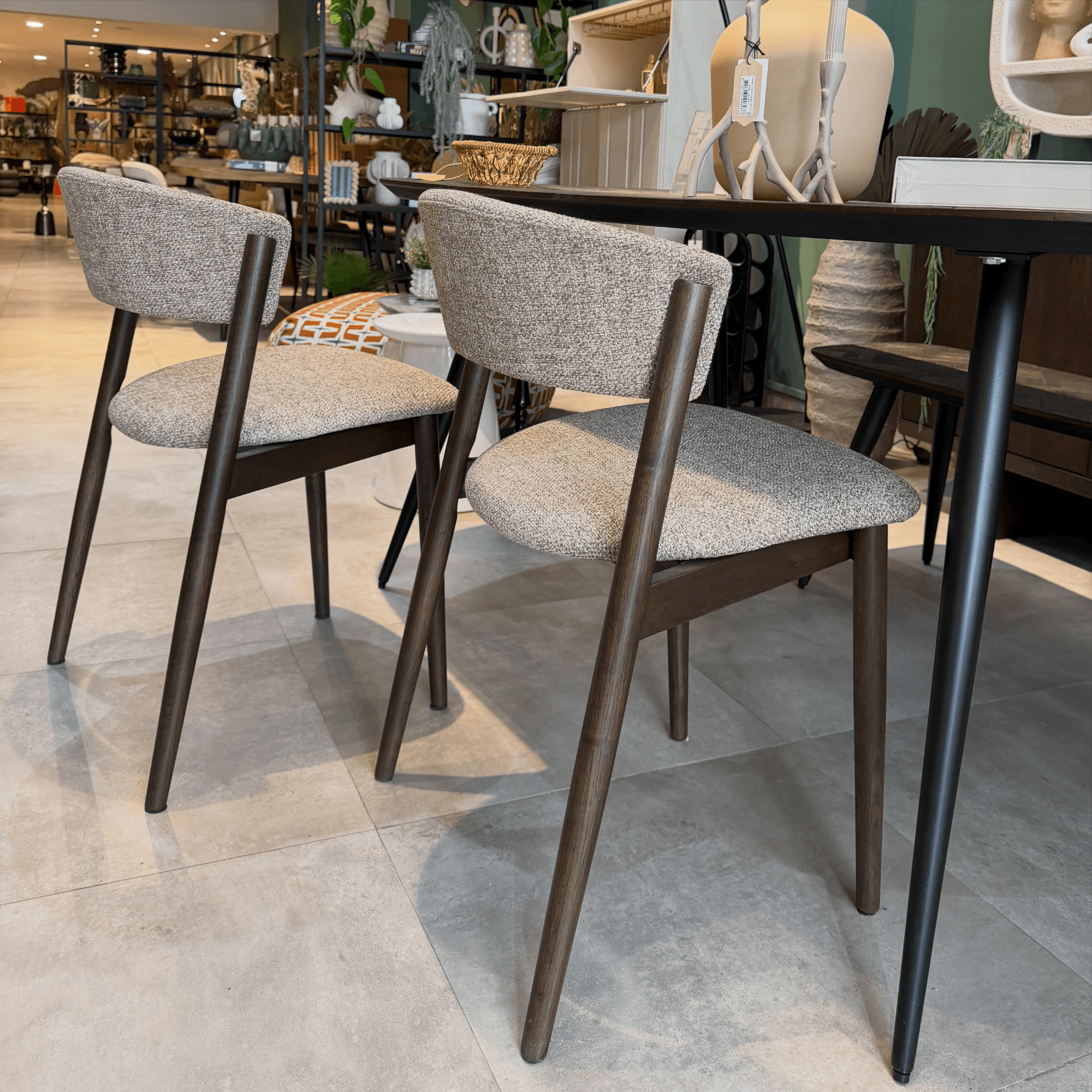 chaise revere latte – tissu texturé et piètement en bois espresso 2 chaise revere latte – tissu texturé et piètement en bois espresso – image 2